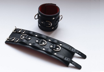 Наручники широкие подшитый застежка: 2 ремешка с пряжка с 3 сварными D-кольцами Наручники широкие подшитый застежка: 2 ремешка с пряжка с 3 сварными D-кольцами