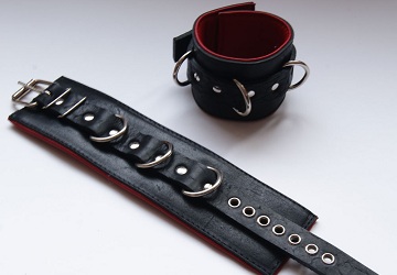 Наручники подвернутые, застежка: ремешок с пряжкой с 3 сварными D-кольцами Наручники подвернутые, застежка: ремешок с пряжкой с 3 сварными D-кольцами