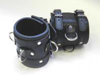 Наручники широкие подшитые, застежка: 2 ремешка с пряжками с 3 сварными D-кольцами Наручники широкие подшитые, застежка: 2 ремешка с пряжками с 3 сварными D-кольцами